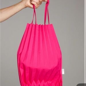 PLEATES please Trunk bag by Issey Miyake ME in magenta.100%Polyester MadeinJapan